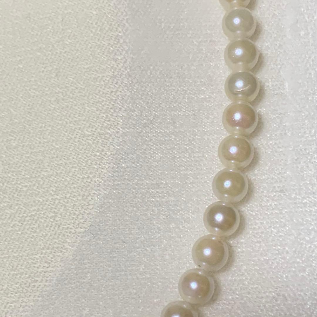 Akoya pearl necklace with 43 cm length and 6.1 to 5.5 mm round pearls on white background