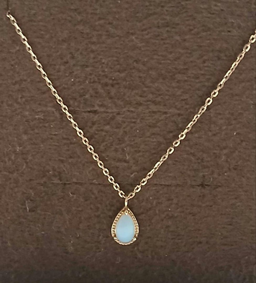 Current Model Agate K10 necklace with opal pendant measuring 0.6 by 0.4 cm on 40 cm gold chain