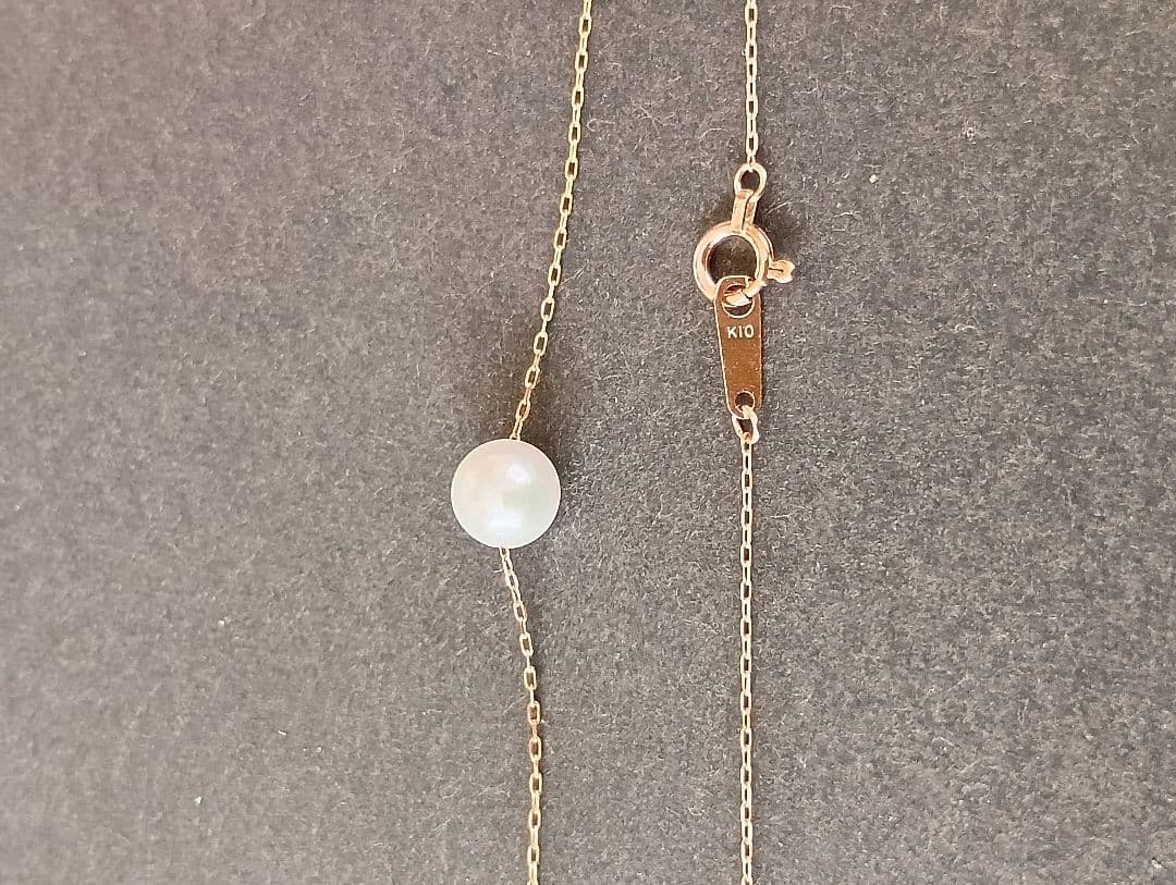 Close-up of an Akoya Pearl Necklace with 6mm pearls and a 39cm adjustable chain