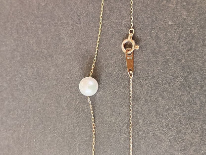 Close-up of an Akoya Pearl Necklace with 6mm pearls and a 39cm adjustable chain