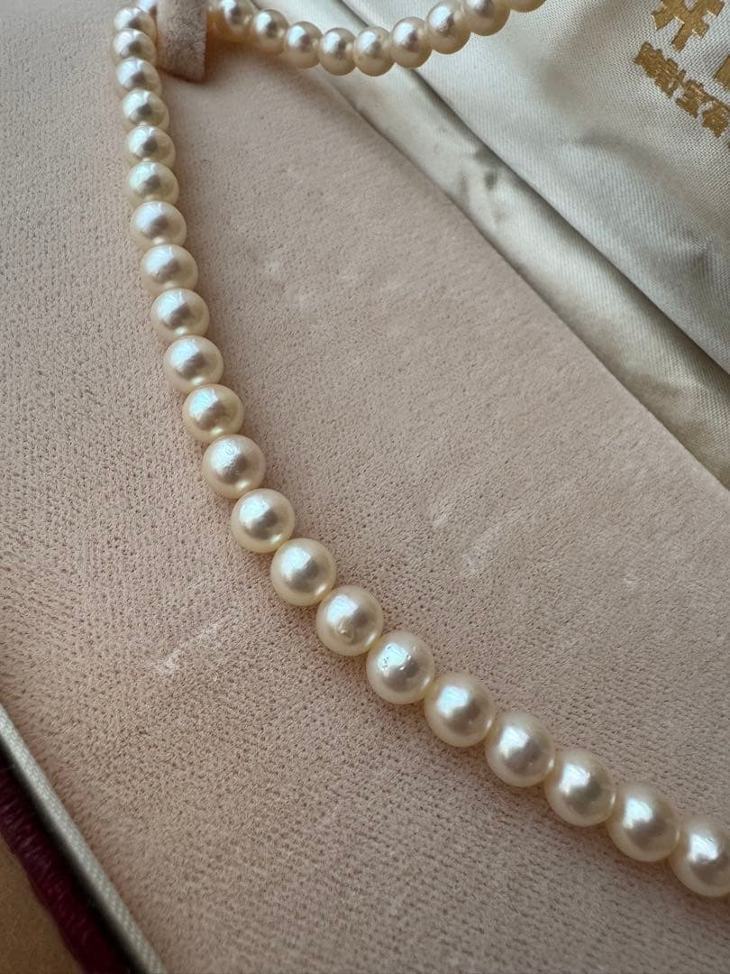 Small pearl necklace featuring 60 round Akoya pearls sized 6.8mm on a 42cm strand