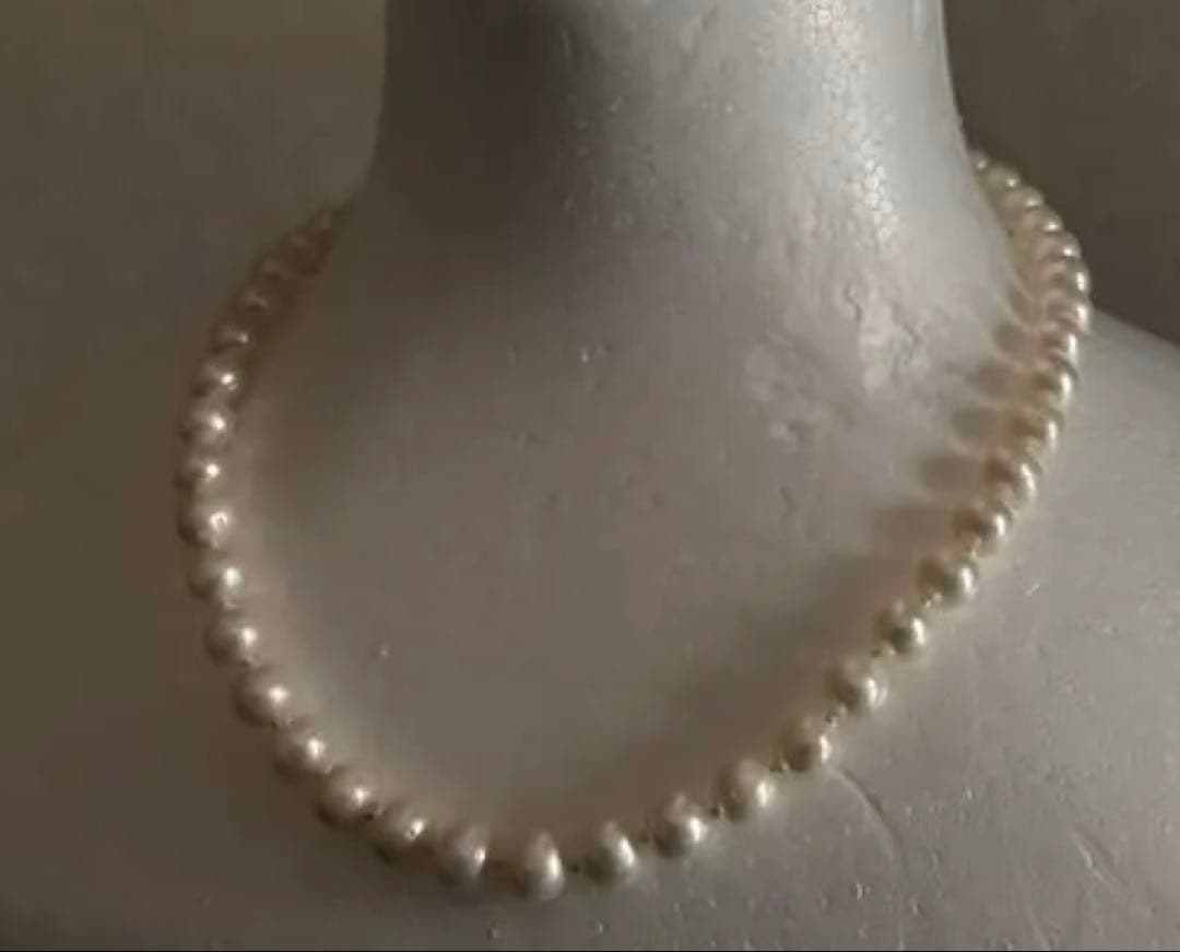 Akoya pearl round necklace with 7-7.5mm white pearls on a 44cm chain laid flat