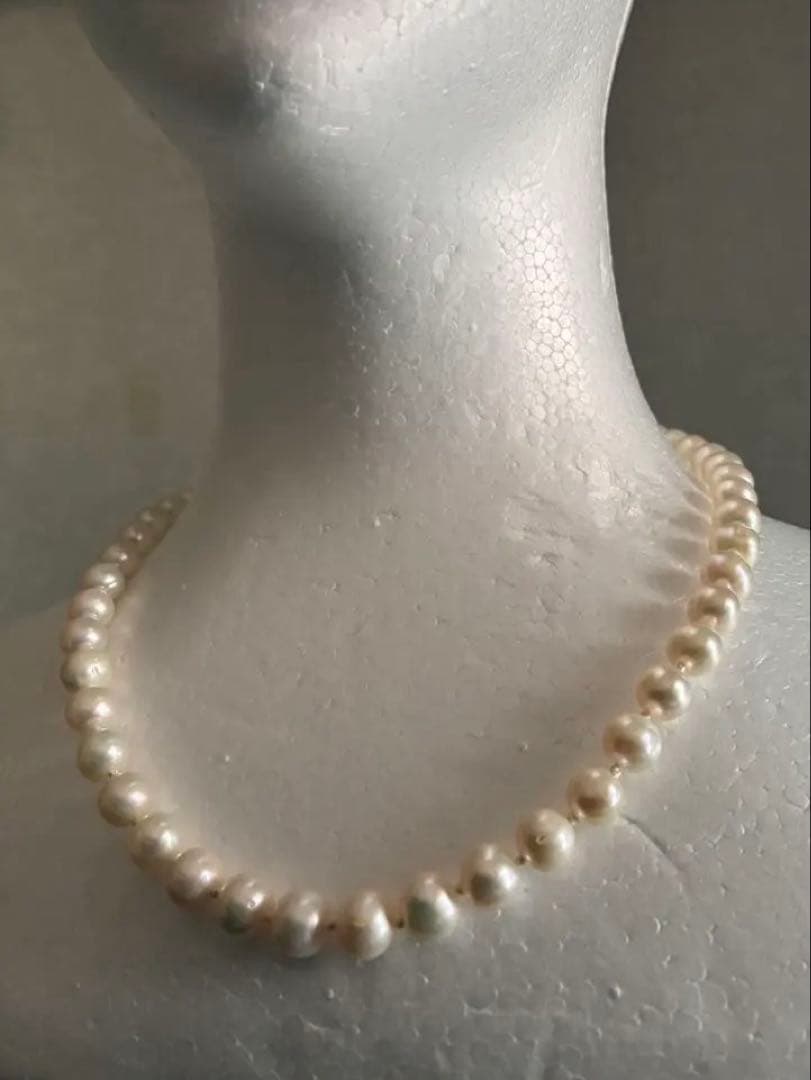 Akoya pearl round necklace with 7-7.5mm white pearls on a 44cm chain laid flat