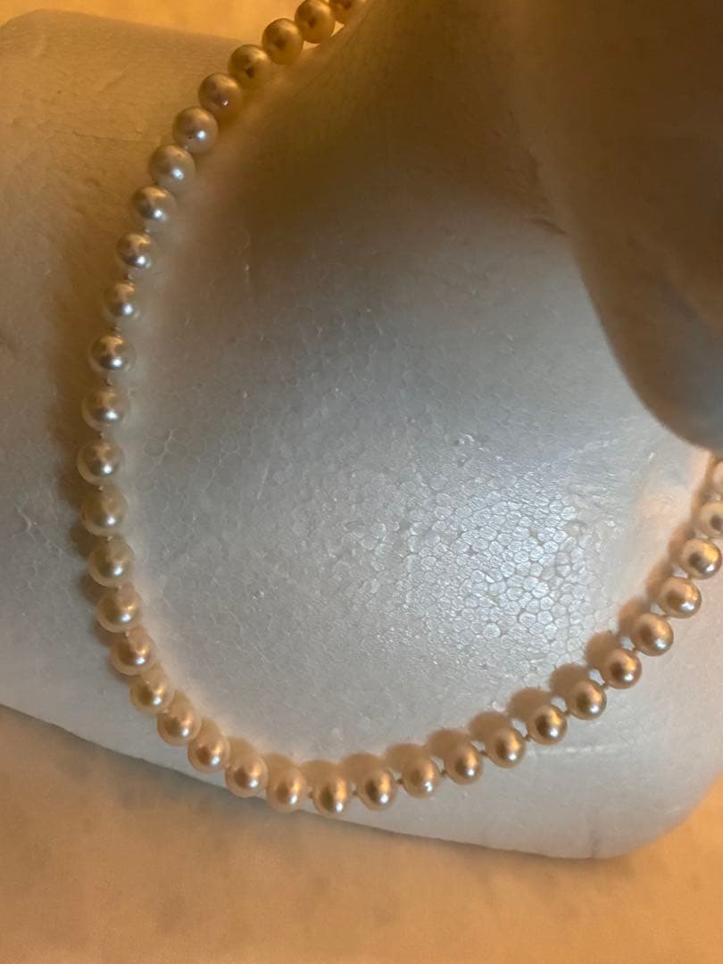 Akoya pearl round necklace with 7-7.5mm white pearls on a 44cm chain laid flat