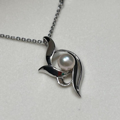 Mikimoto Akoya pearl necklace featuring 6mm pearls on a 41cm silver chain weighing 3 grams