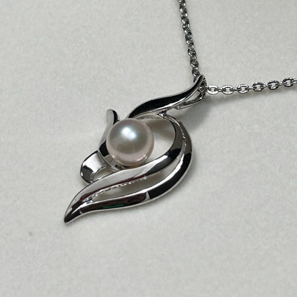 Mikimoto Akoya pearl necklace featuring 6mm pearls on a 41cm silver chain weighing 3 grams
