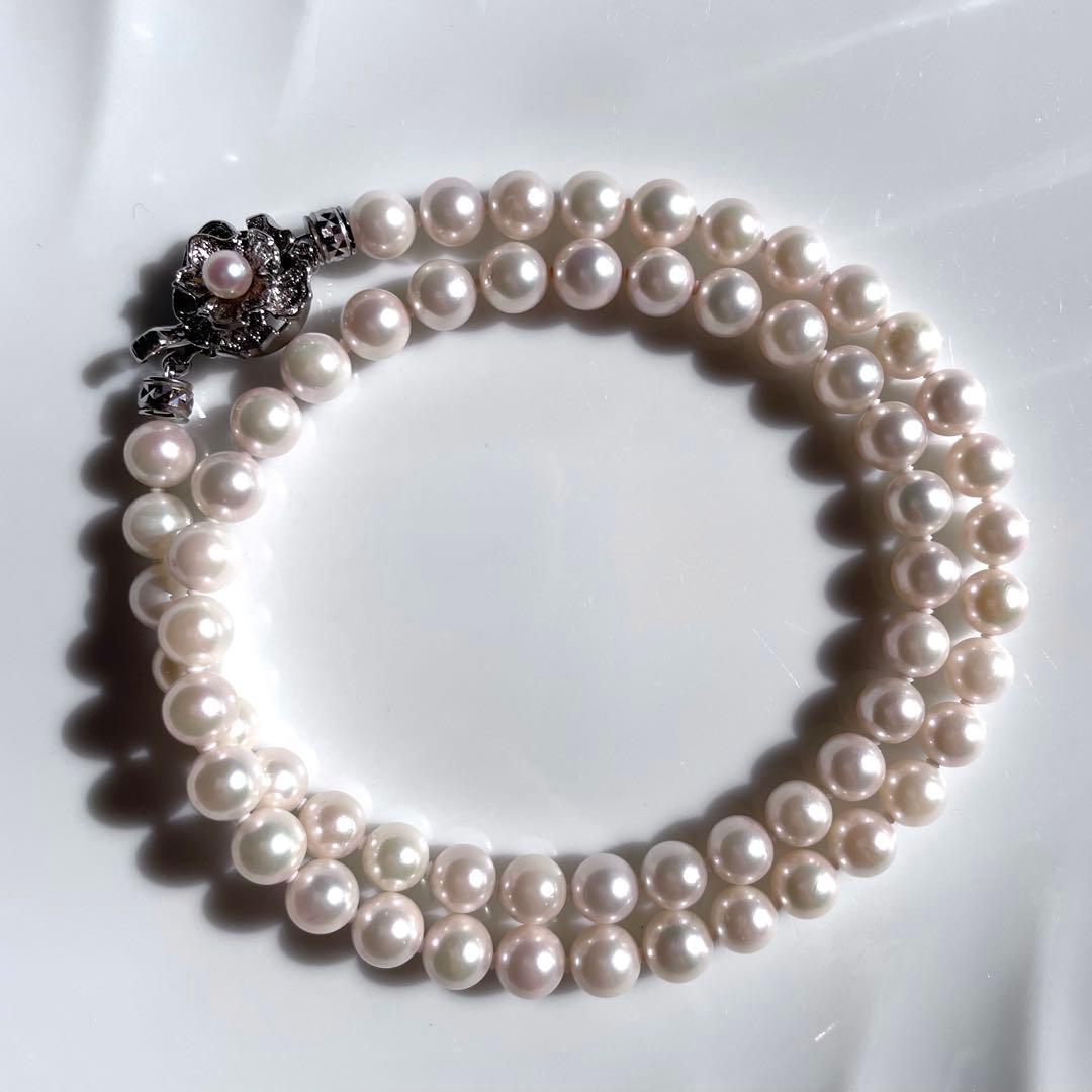 Akoya pearl necklace with white pearls 6.5-7.0 mm and silver clasp showing pink-green interference color