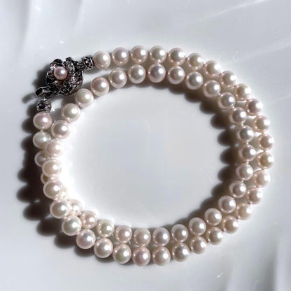 Akoya pearl necklace with white pearls 6.5-7.0 mm and silver clasp showing pink-green interference color