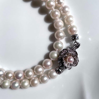Akoya pearl necklace with white pearls 6.5-7.0 mm and silver clasp showing pink-green interference color