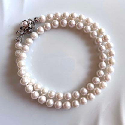 Akoya pearl necklace with white pearls 6.5-7.0 mm and silver clasp showing pink-green interference color