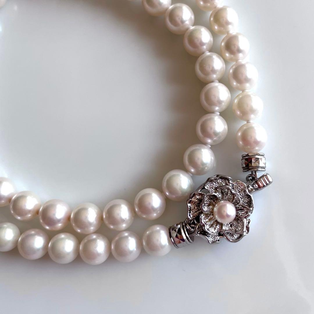 Akoya pearl necklace with white pearls 6.5-7.0 mm and silver clasp showing pink-green interference color