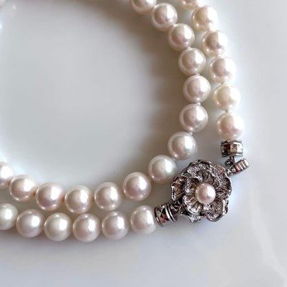 Akoya pearl necklace with white pearls 6.5-7.0 mm and silver clasp showing pink-green interference color
