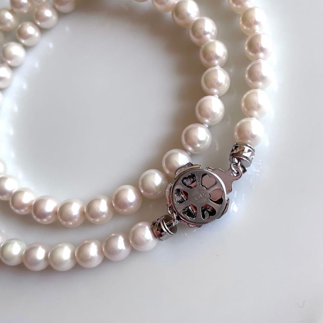 Akoya pearl necklace with white pearls 6.5-7.0 mm and silver clasp showing pink-green interference color