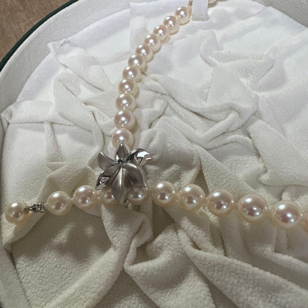 CACHER Akoya pearl necklace with flower pearl and small 0.02ct blue stone on 49 cm chain