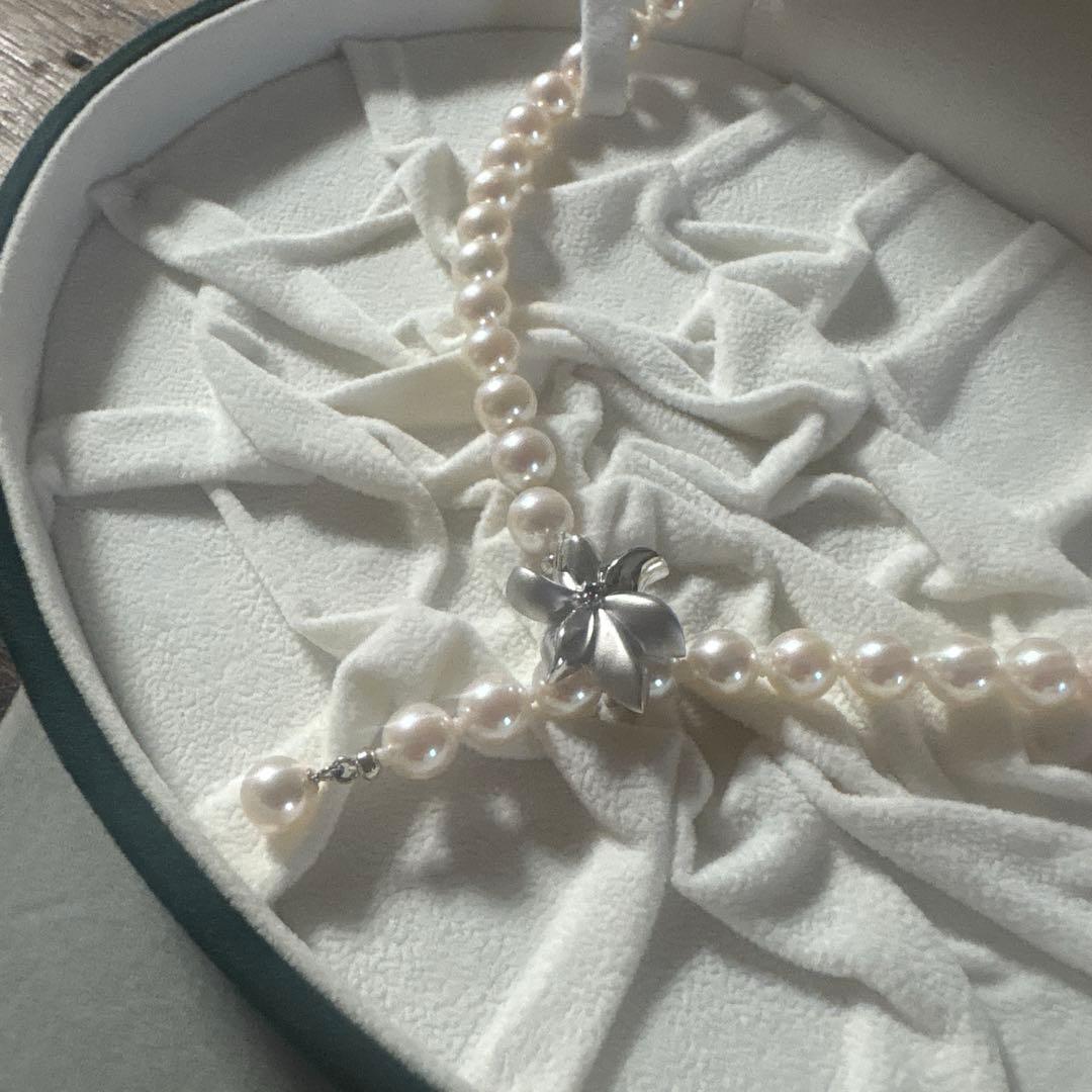 CACHER Akoya pearl necklace with flower pearl and small 0.02ct blue stone on 49 cm chain