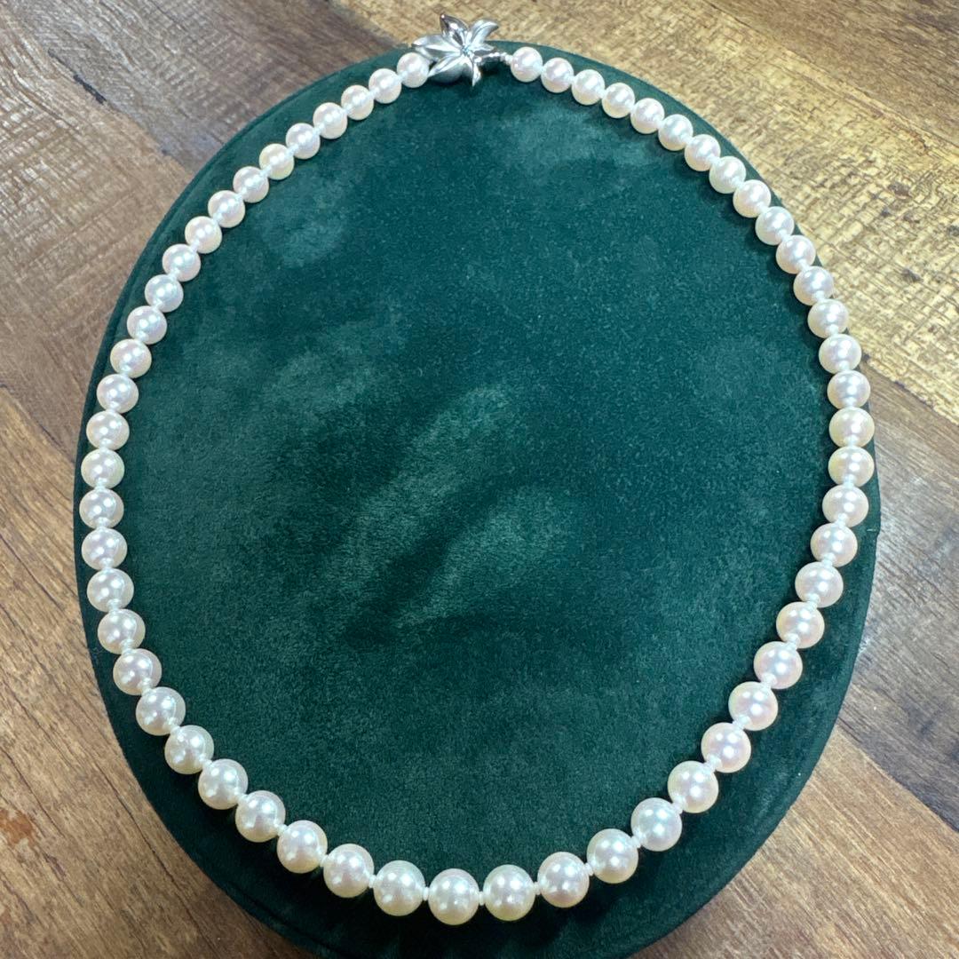 CACHER Akoya pearl necklace with flower pearl and small 0.02ct blue stone on 49 cm chain