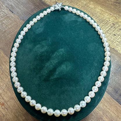 CACHER Akoya pearl necklace with flower pearl and small 0.02ct blue stone on 49 cm chain