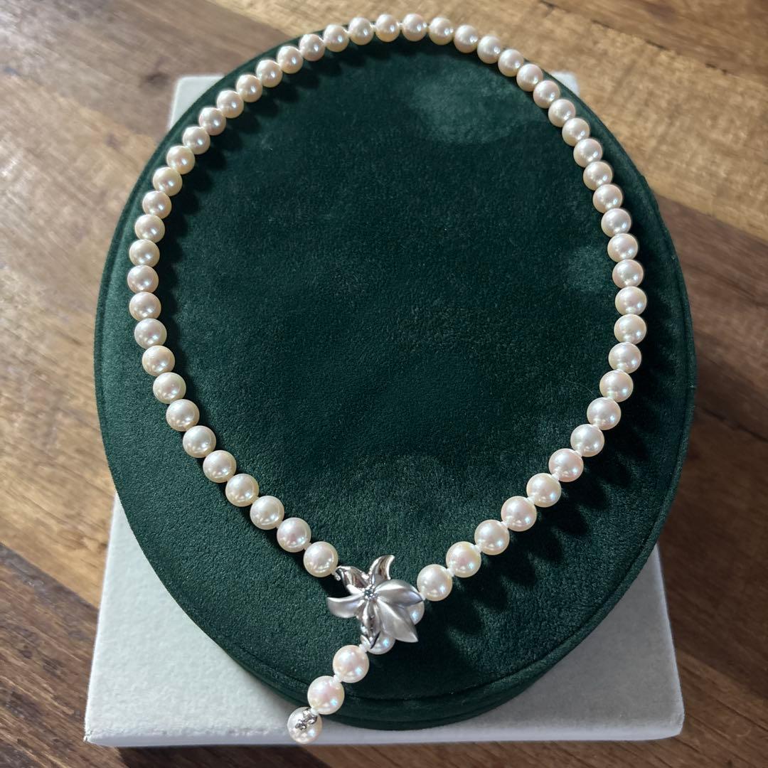 CACHER Akoya pearl necklace with flower pearl and small 0.02ct blue stone on 49 cm chain