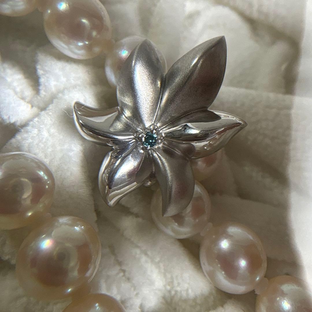 CACHER Akoya pearl necklace with flower pearl and small 0.02ct blue stone on 49 cm chain