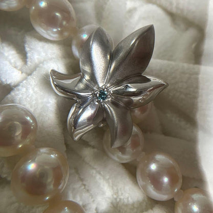CACHER Akoya pearl necklace with flower pearl and small 0.02ct blue stone on 49 cm chain