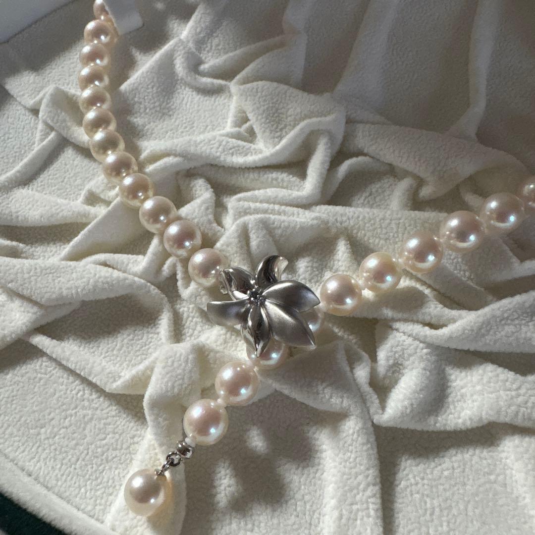 CACHER Akoya pearl necklace with flower pearl and small 0.02ct blue stone on 49 cm chain