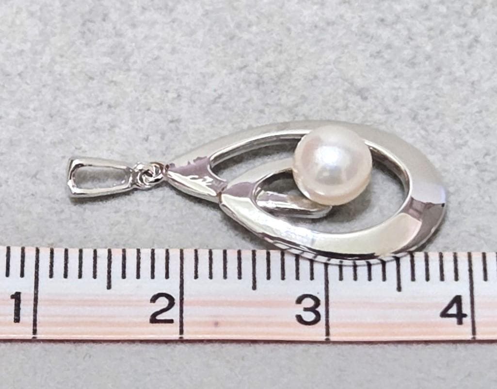 MIKIMOTO Pearl Silver Necklace Top model 43582 with pearl detail on silver chain