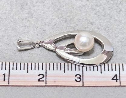 MIKIMOTO Pearl Silver Necklace Top model 43582 with pearl detail on silver chain