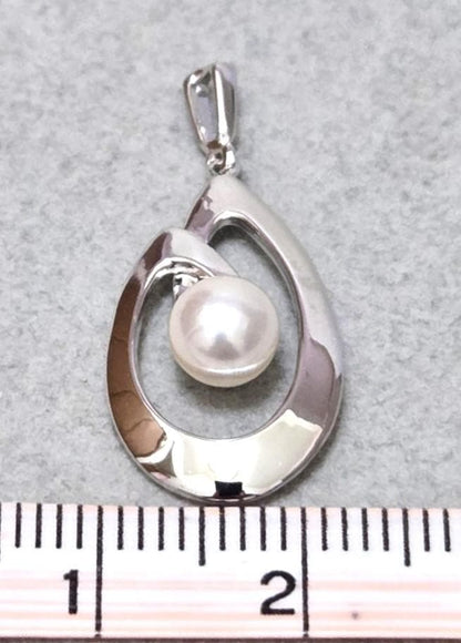 MIKIMOTO Pearl Silver Necklace Top model 43582 with pearl detail on silver chain