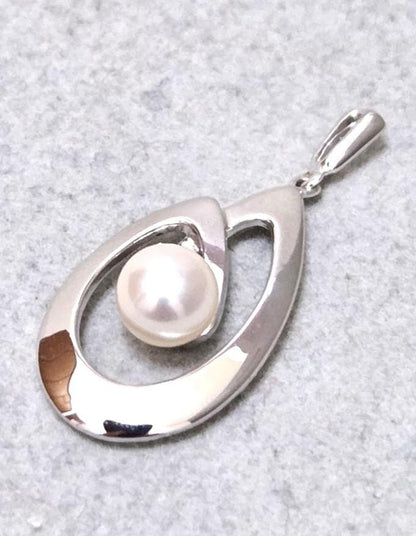 MIKIMOTO Pearl Silver Necklace Top model 43582 with pearl detail on silver chain