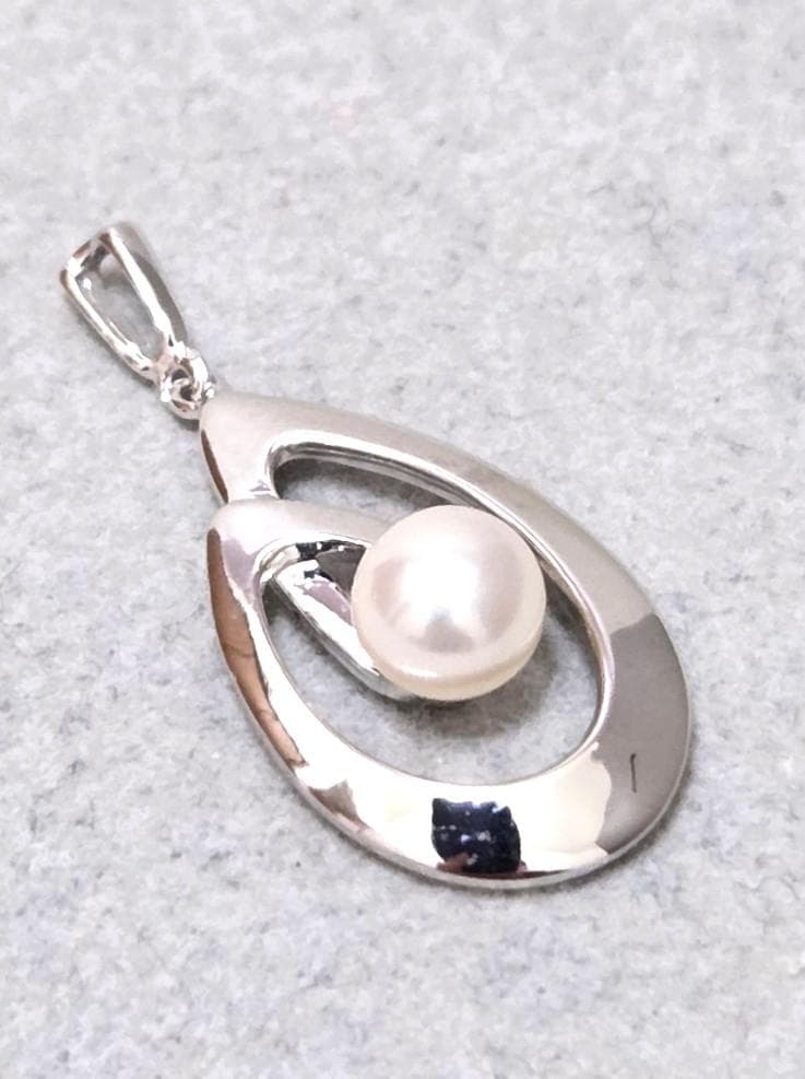 MIKIMOTO Pearl Silver Necklace Top model 43582 with pearl detail on silver chain