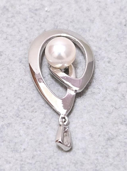 MIKIMOTO Pearl Silver Necklace Top model 43582 with pearl detail on silver chain