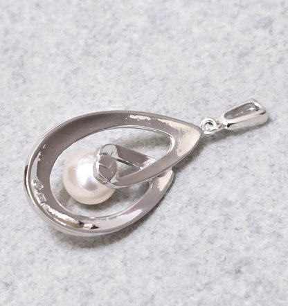 MIKIMOTO Pearl Silver Necklace Top model 43582 with pearl detail on silver chain