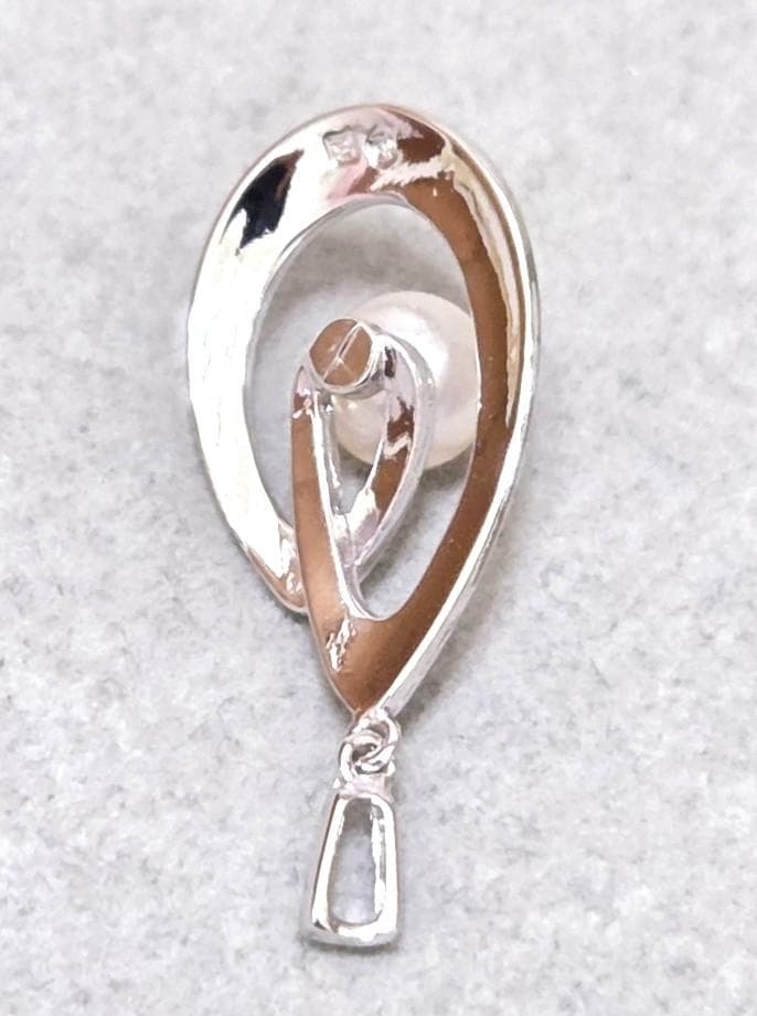 MIKIMOTO Pearl Silver Necklace Top model 43582 with pearl detail on silver chain