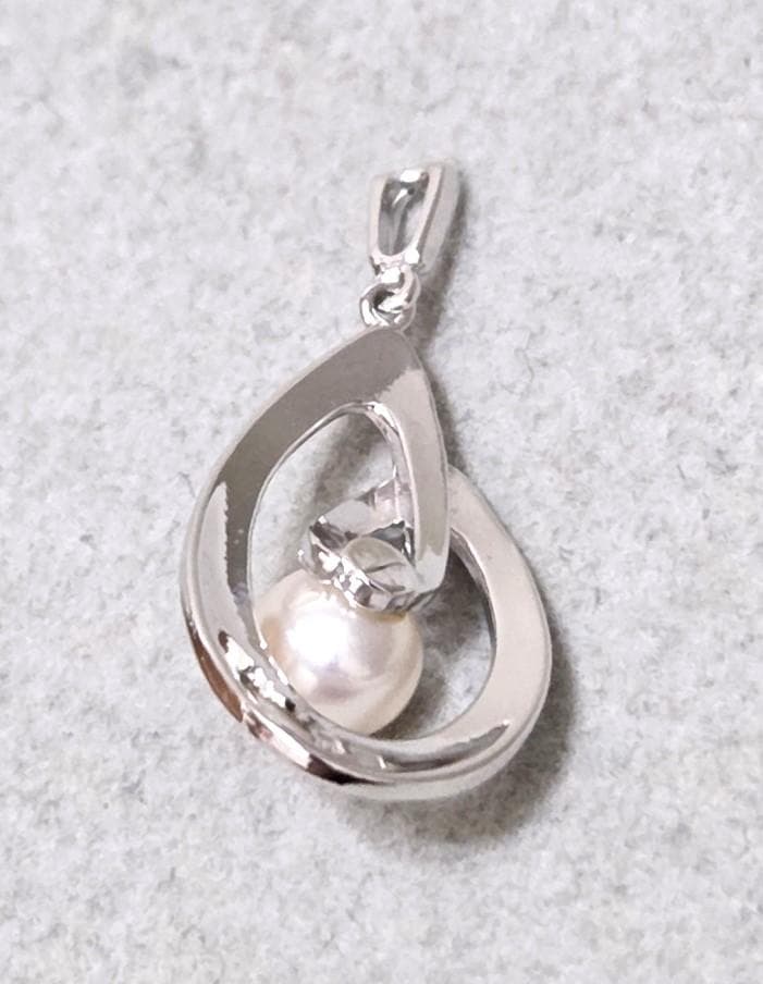 MIKIMOTO Pearl Silver Necklace Top model 43582 with pearl detail on silver chain