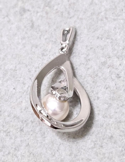 MIKIMOTO Pearl Silver Necklace Top model 43582 with pearl detail on silver chain