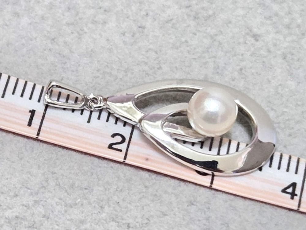 MIKIMOTO Pearl Silver Necklace Top model 43582 with pearl detail on silver chain