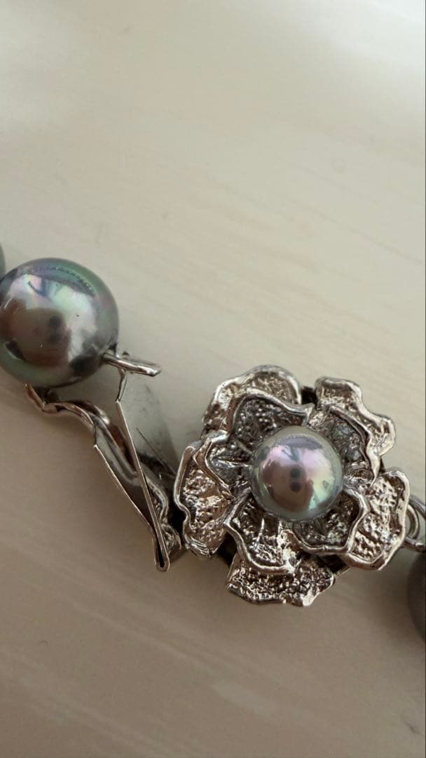 Akoya pearl necklace in silver with blue gray pearls, 43 cm length, displayed on white background