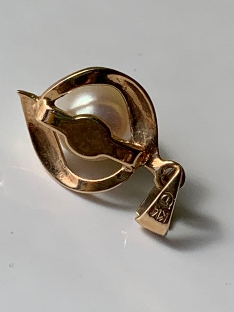 K14 Tasaki Akoya pearl pendant top with round white pearl on gold setting without chain