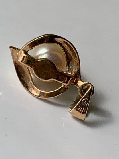 K14 Tasaki Akoya pearl pendant top with round white pearl on gold setting without chain