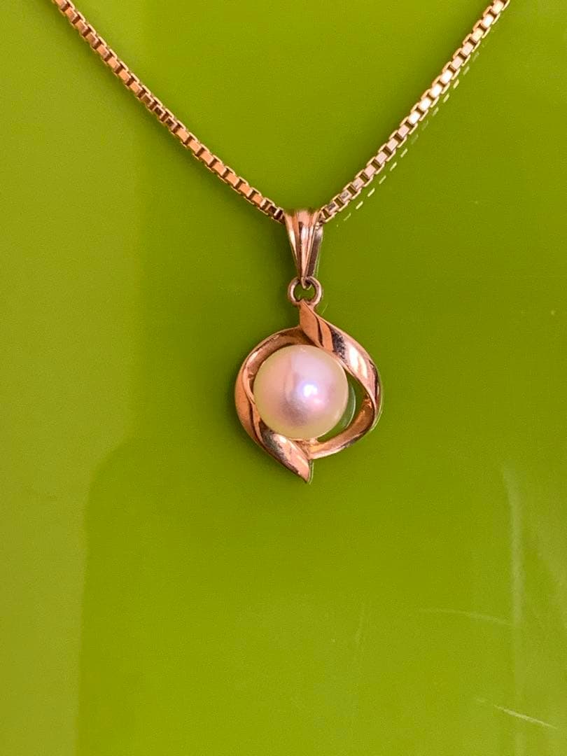 K14 Tasaki Akoya pearl pendant top with round white pearl on gold setting without chain