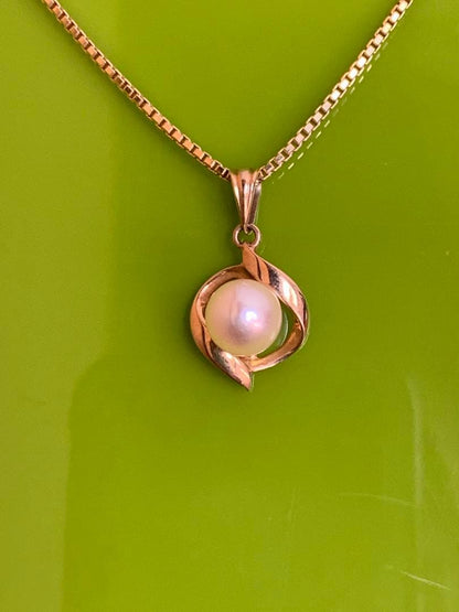 K14 Tasaki Akoya pearl pendant top with round white pearl on gold setting without chain