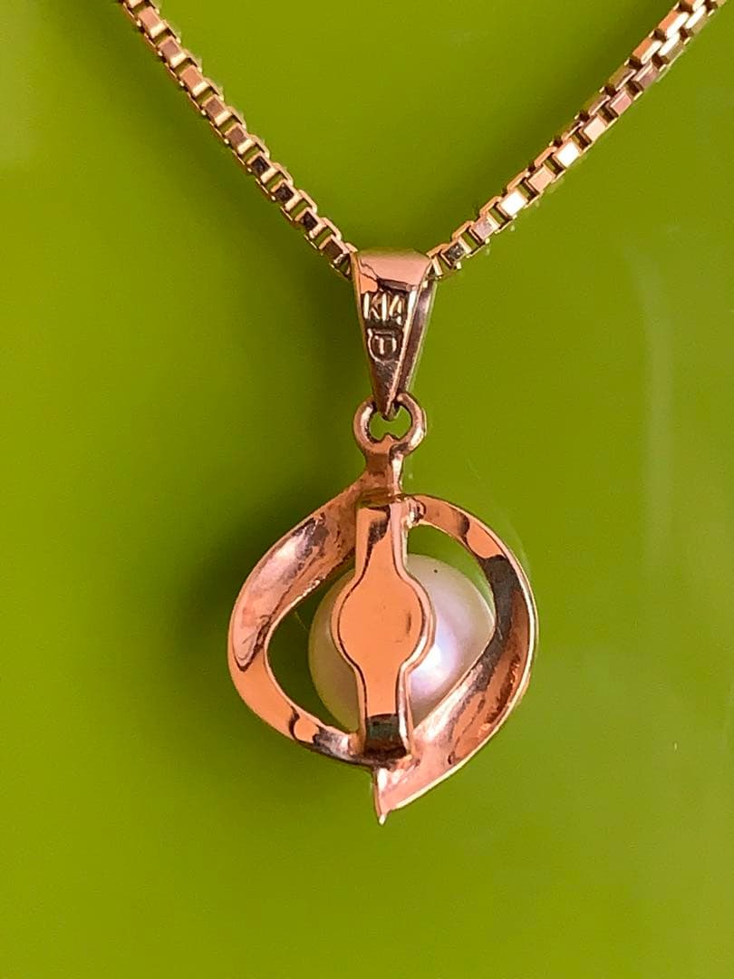 K14 Tasaki Akoya pearl pendant top with round white pearl on gold setting without chain