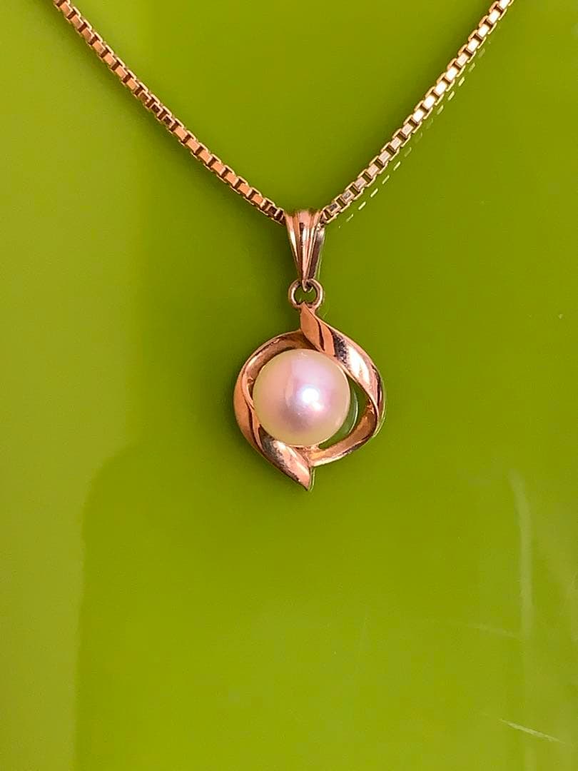 K14 Tasaki Akoya pearl pendant top with round white pearl on gold setting without chain