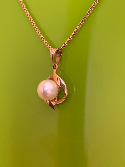 K14 Tasaki Akoya pearl pendant top with round white pearl on gold setting without chain
