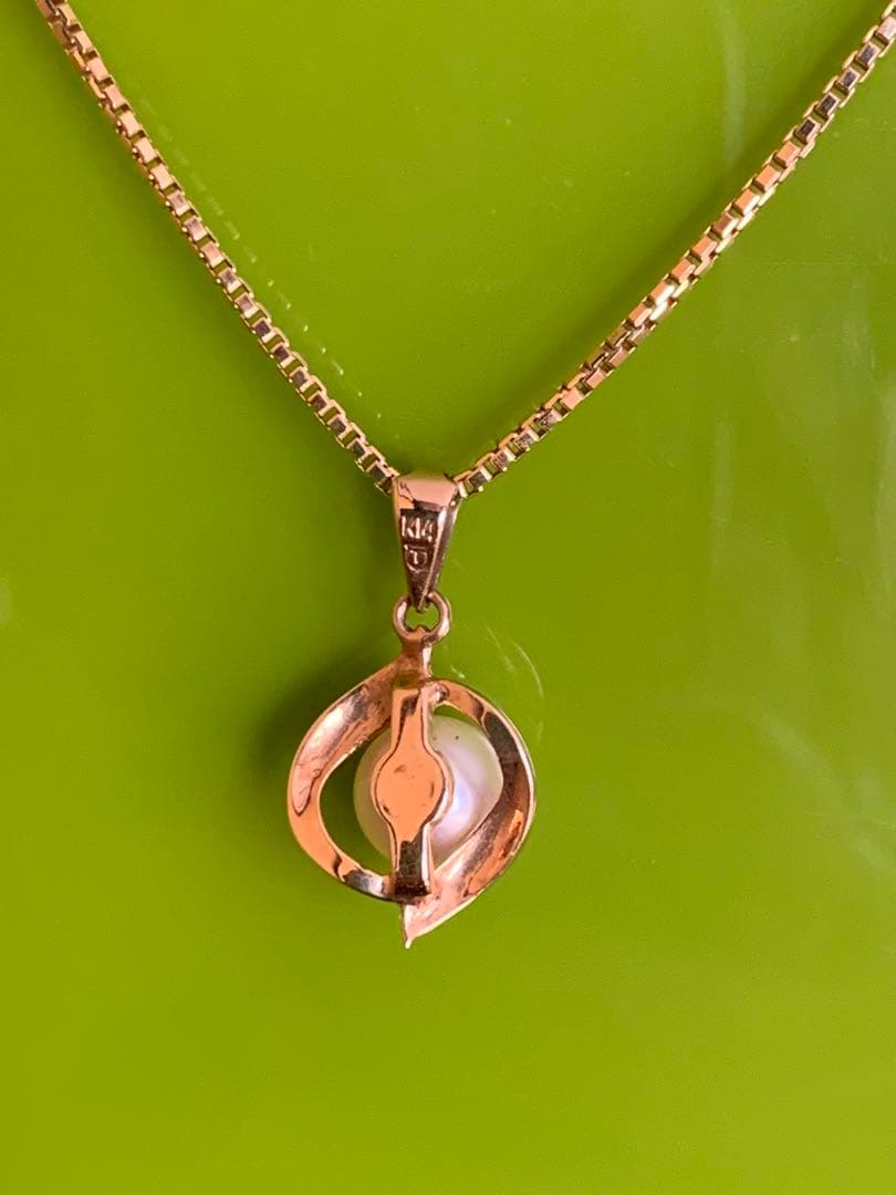 K14 Tasaki Akoya pearl pendant top with round white pearl on gold setting without chain