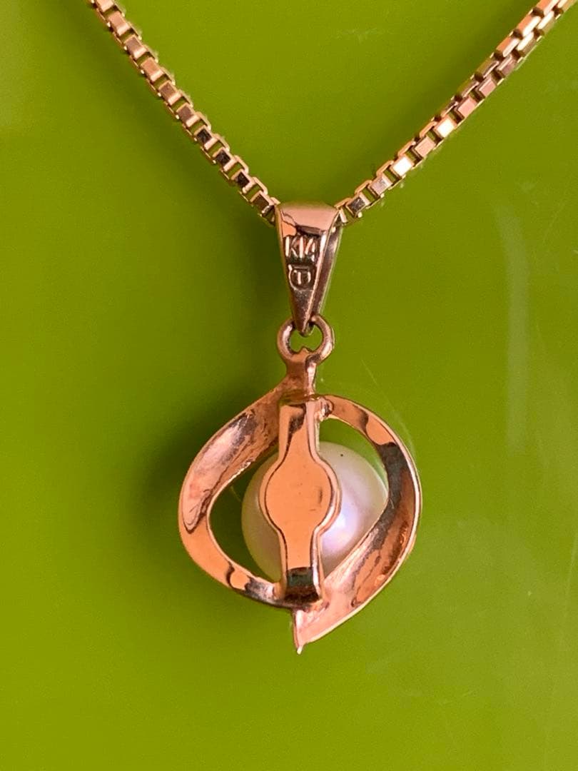 K14 Tasaki Akoya pearl pendant top with round white pearl on gold setting without chain