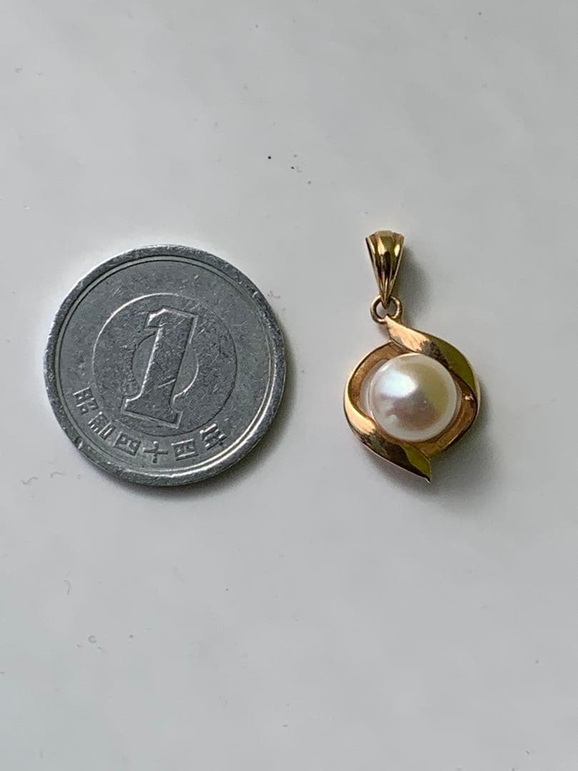 K14 Tasaki Akoya pearl pendant top with round white pearl on gold setting without chain
