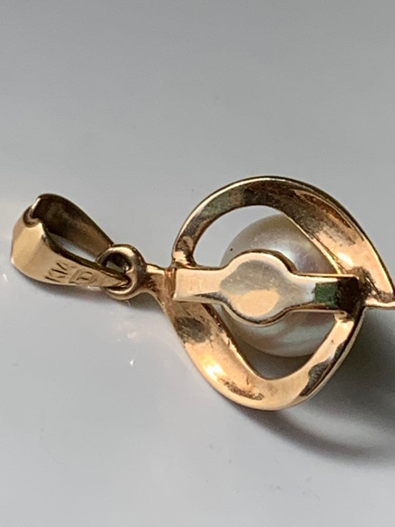 K14 Tasaki Akoya pearl pendant top with round white pearl on gold setting without chain