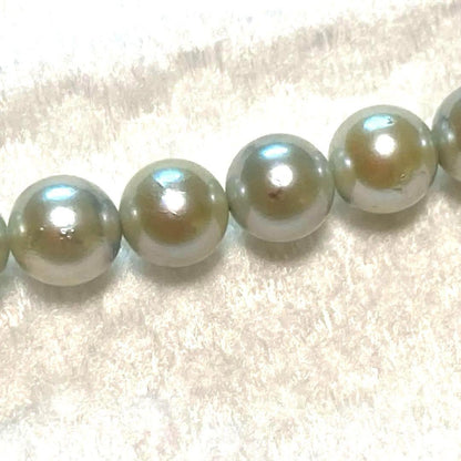 Akoya Pearl Necklace Aurora with 4.0-4.5mm white pink pearls and silver clasp on white background
