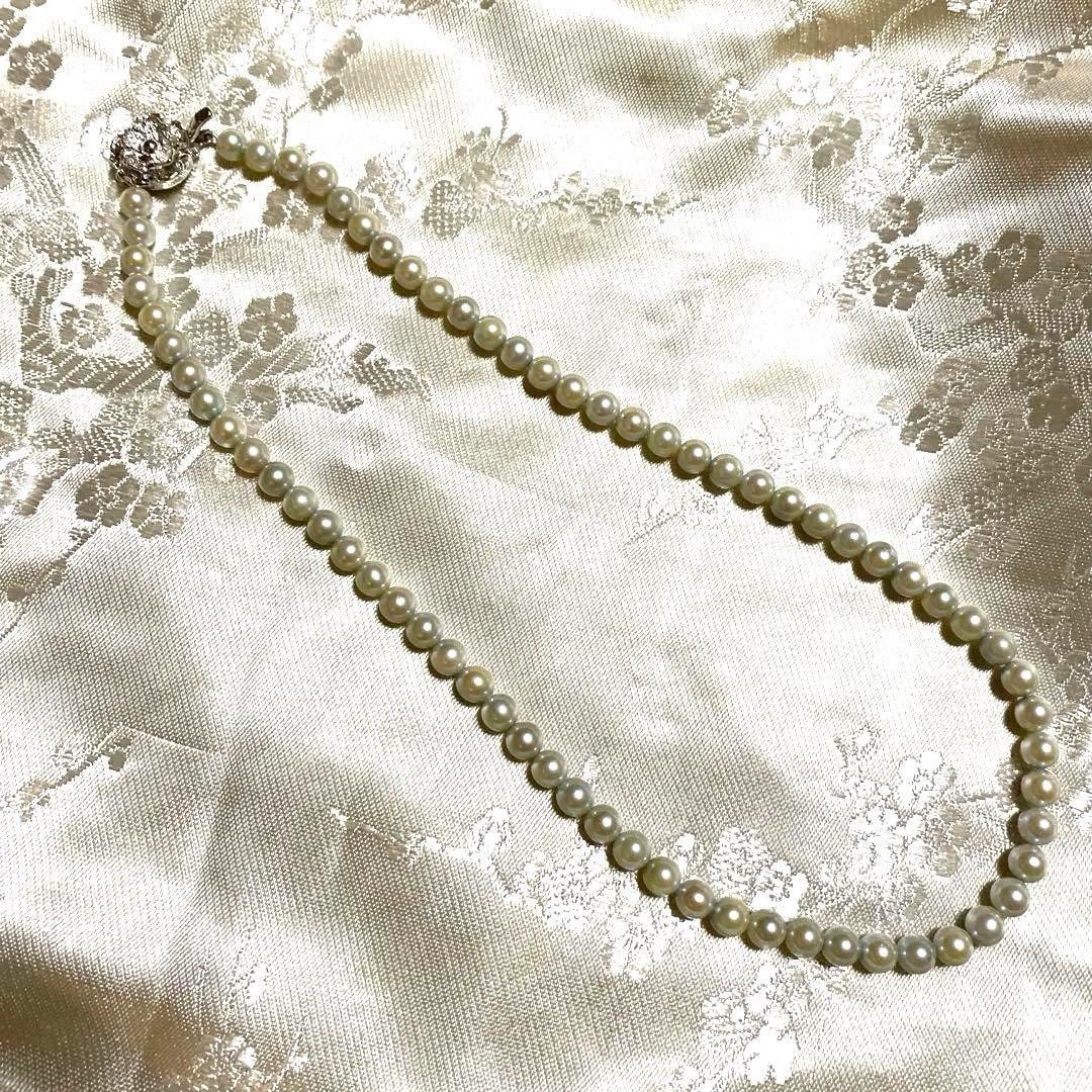 Akoya Pearl Necklace Aurora with 4.0-4.5mm white pink pearls and silver clasp on white background